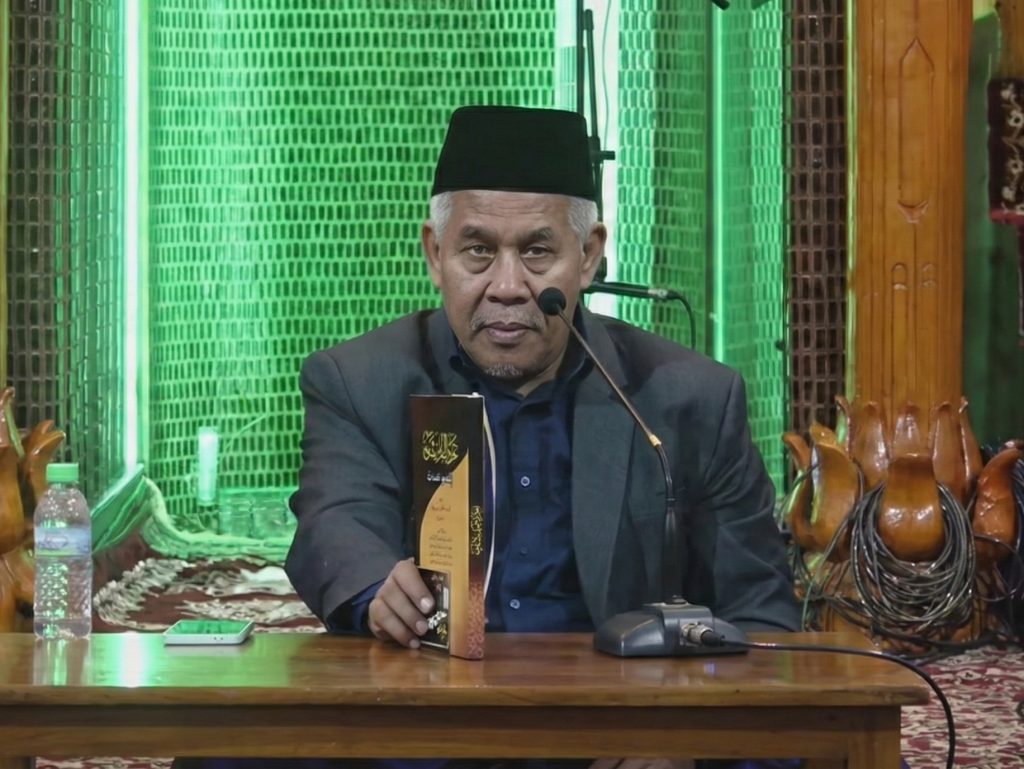 KH Marzuqi Mustamar membaca kitab