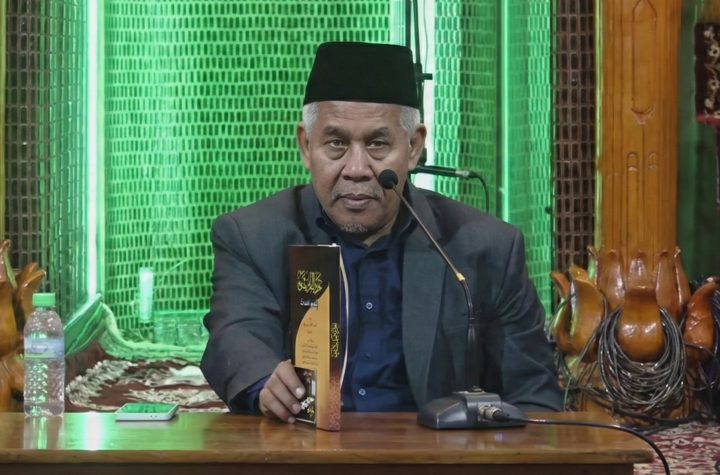 KH Marzuqi Mustamar membaca kitab