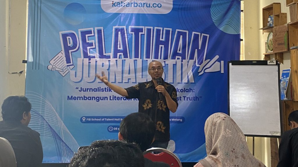 Pemateri pelatihan jurnalistik, Wahyu Nurdiyanto saat menyampaikan materi. (Foto. Panitia)