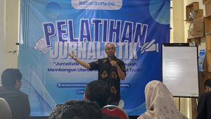 Pemateri pelatihan jurnalistik, Wahyu Nurdiyanto saat menyampaikan materi. (Foto. Panitia)